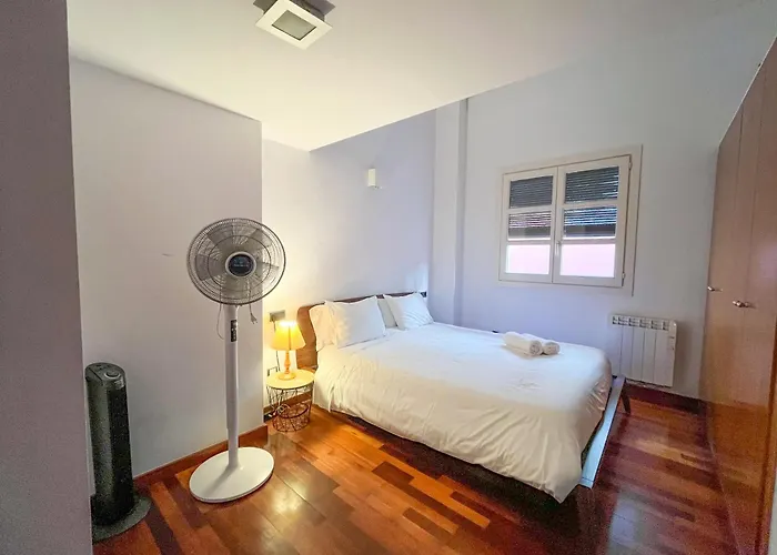 Modern In Old Town W Cathedral Views * Χιρόνα